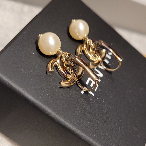 100% Authentic Chanel Enamel CC & Faux Pearl Dangle Drop Earrings - Picture 3 of 5